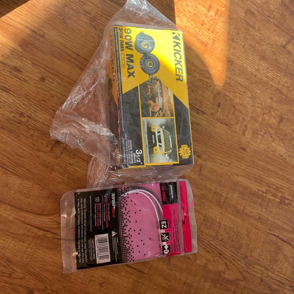 3 1/2 kickers speakers nwot